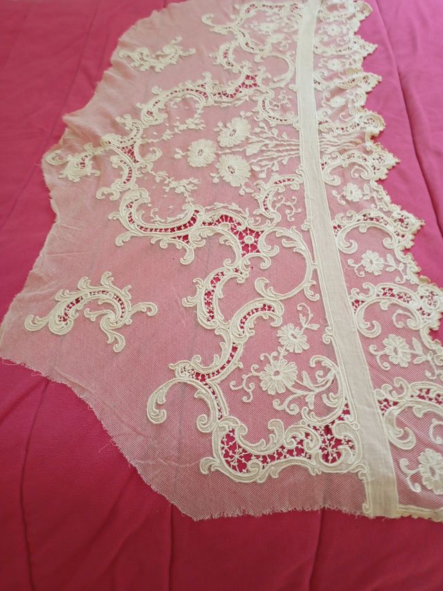Tul bordado artesanal muy antiguo