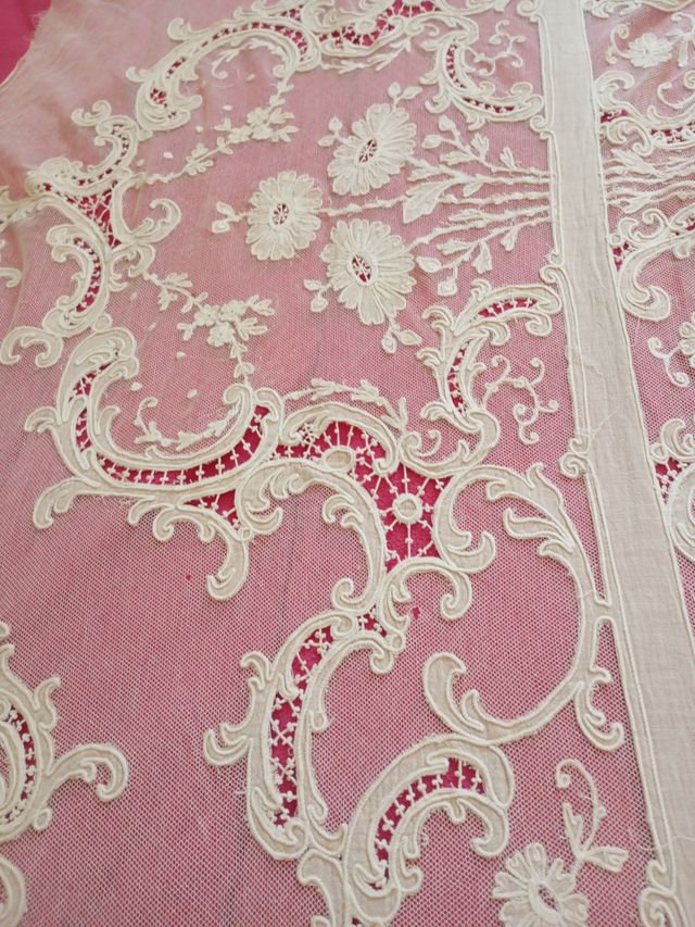 Tul bordado artesanal muy antiguo