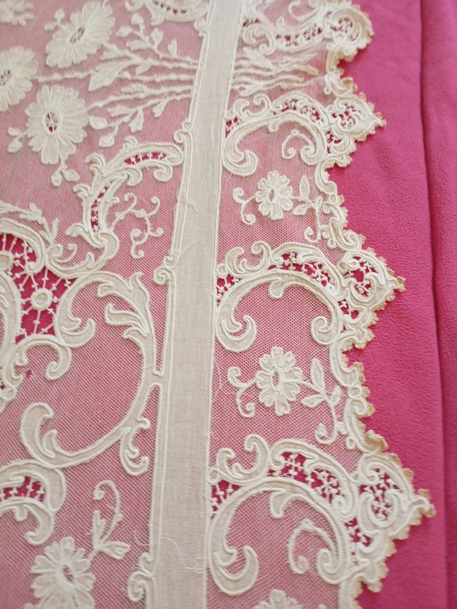 Tul bordado artesanal muy antiguo