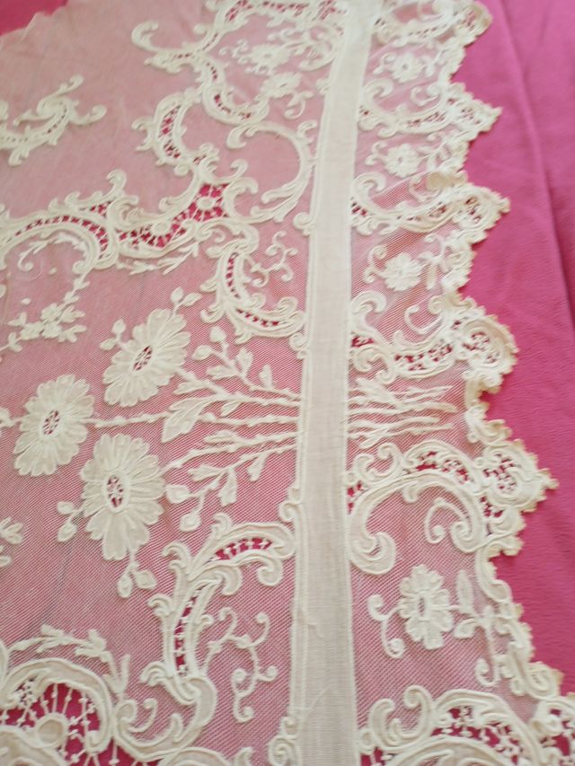 Tul bordado artesanal muy antiguo