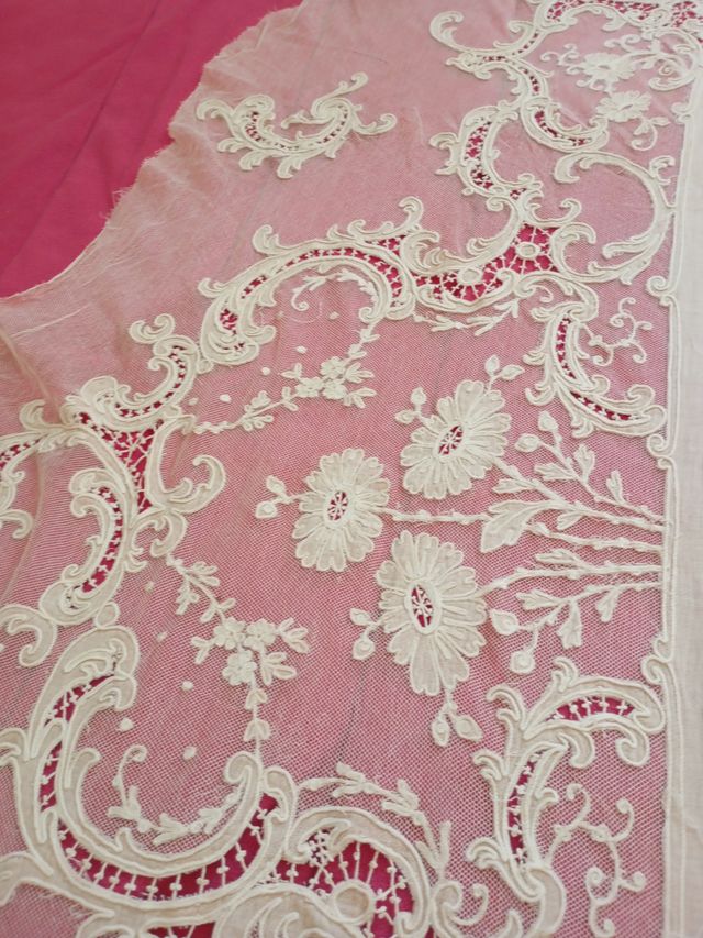 Tul bordado artesanal muy antiguo