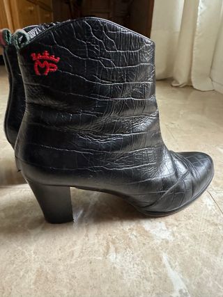 Botines negros efecto piel