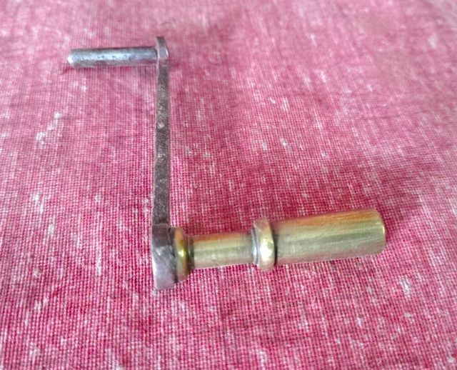 Antica chiave manovella in ferro e ottone orologio