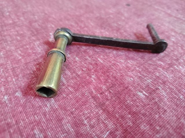 Antica chiave manovella in ferro e ottone orologio