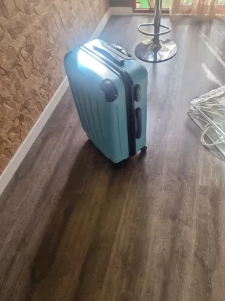 Maleta azul de viaje