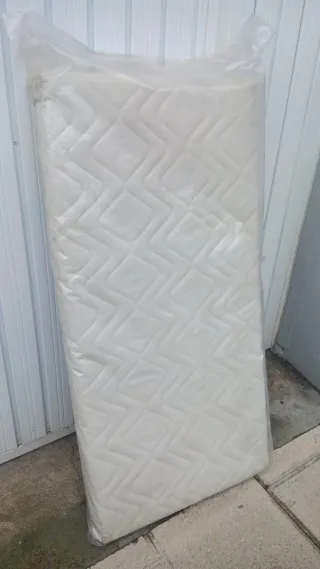 Cuna de bebé de madera