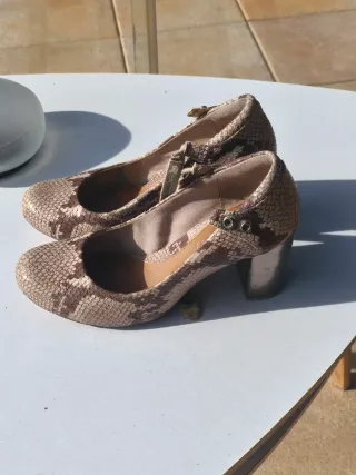 Zapatos de tacón con estampado de serpiente