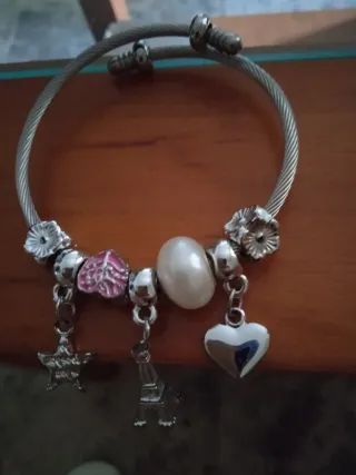Pulsera tipo Pandora con charms