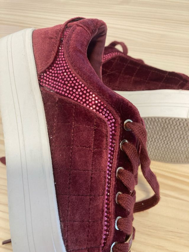 Zapatillas Guess terciopelo burdeos