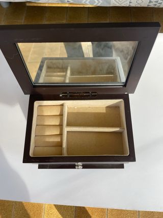 Joyero marrón con 3 compartimentos