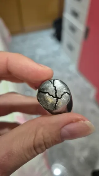 Anillo plateado con diseño de grietas