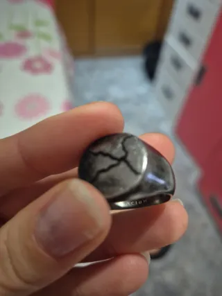 Anillo plateado con diseño de grietas