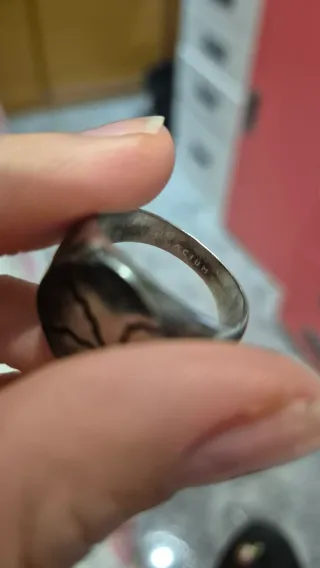 Anillo plateado con diseño de grietas