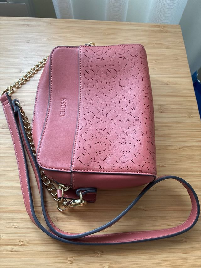 Bolso Guess Rosa con Correa Larga Dorada
