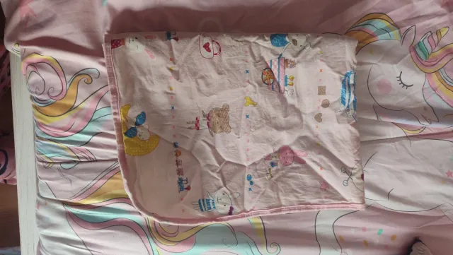 Cambiador de bebé con estampado infantil