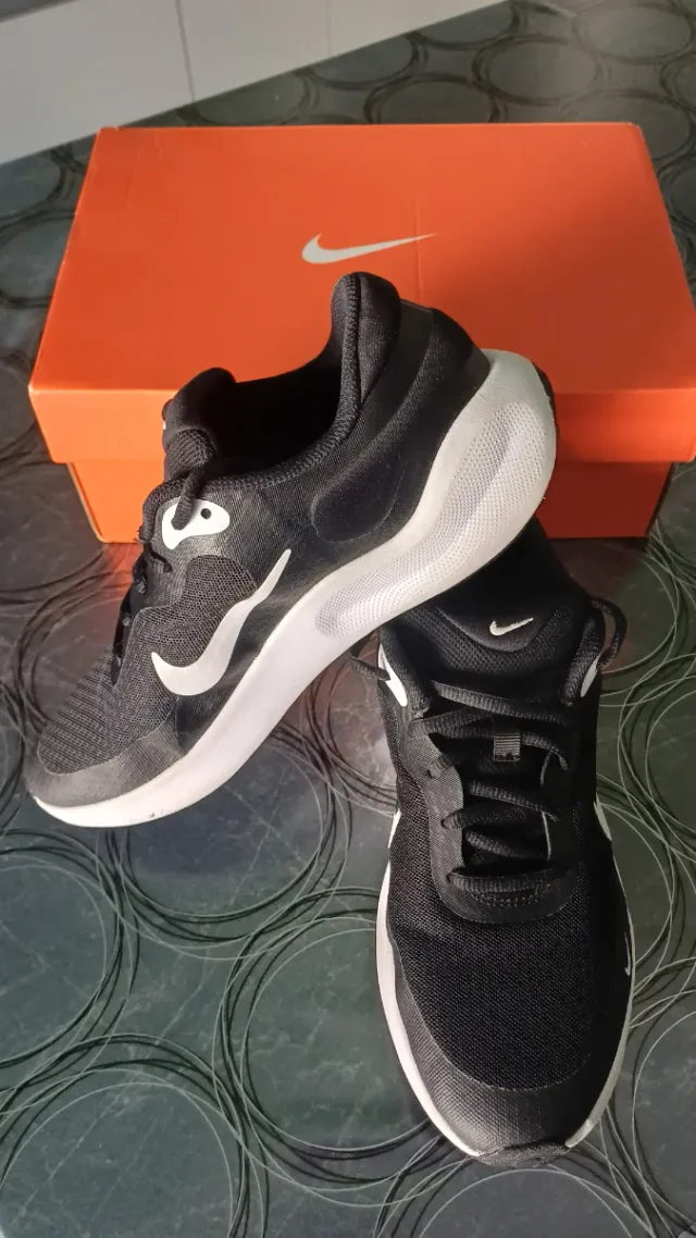 Scarpe Nike ragazzo N.40 nere e bianche