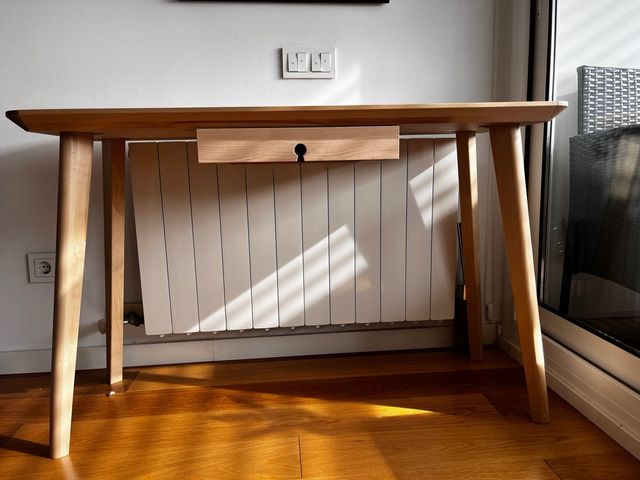 Escritorio madera Ikea, nuevo cuesta 170