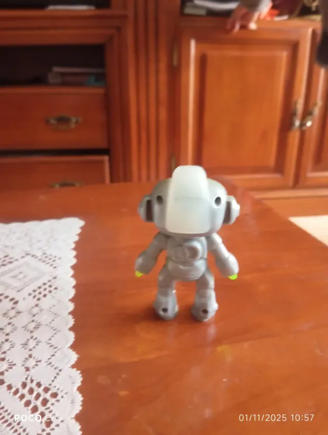 Robot de juguete gris y verde