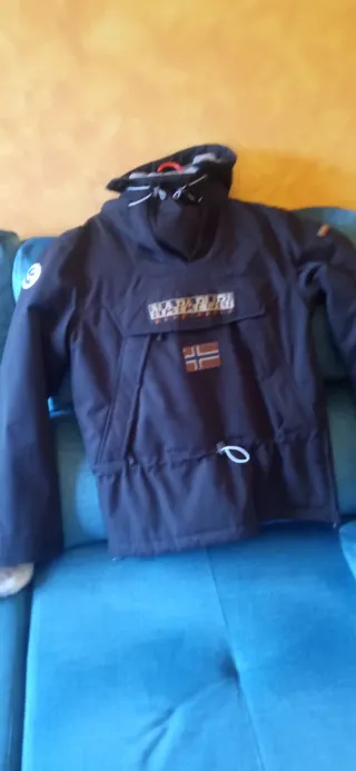 Chaqueta Napapijri Negra con Capucha