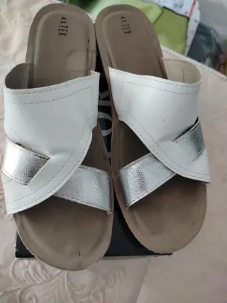 Sandalias cuña blancas y plateadas