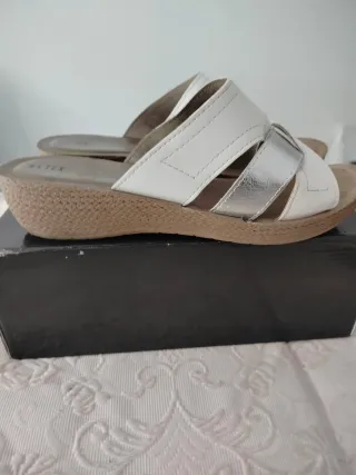 Sandalias cuña blancas y plateadas