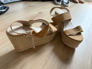 Sandalias de plataforma beige y marrón