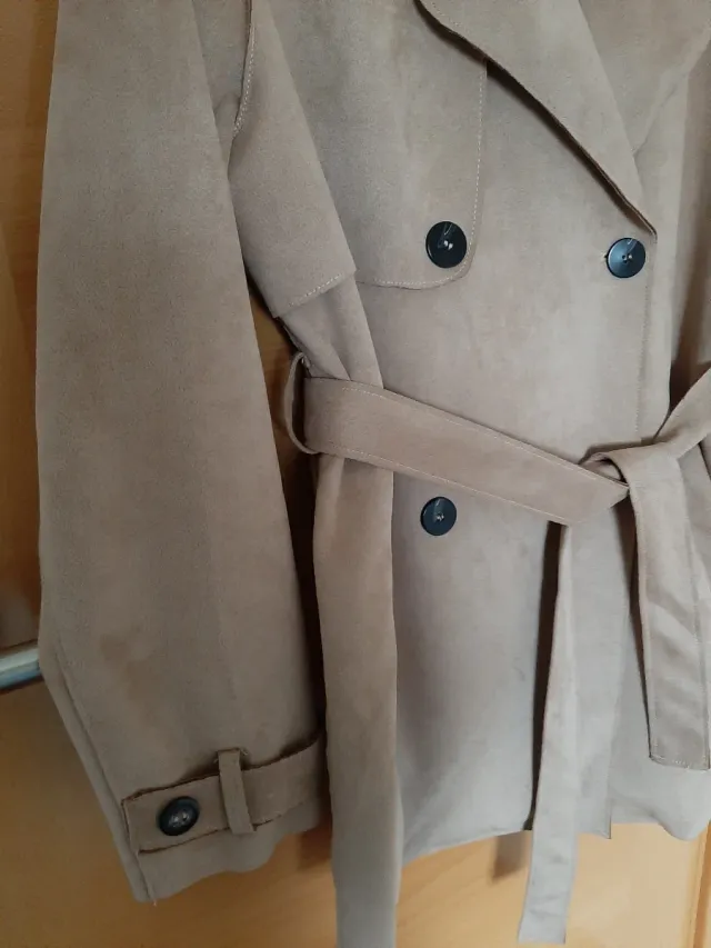 Trench de mujer beige con cinturón