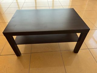 Mesa auxiliar de madera oscura