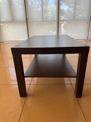 Mesa auxiliar de madera oscura