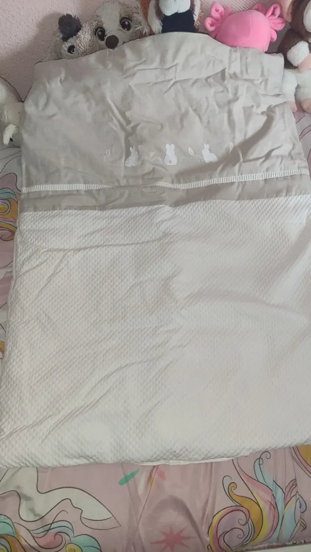 Edredón para minicuna con bordado