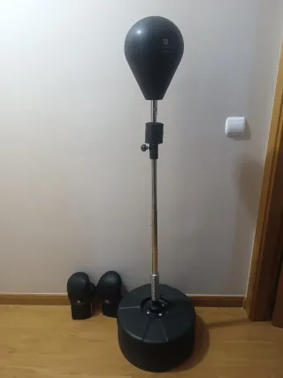 Saco de boxeo y guantes