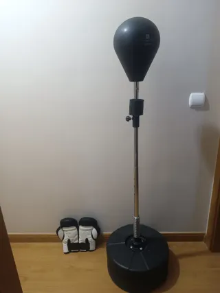 Saco de boxeo y guantes