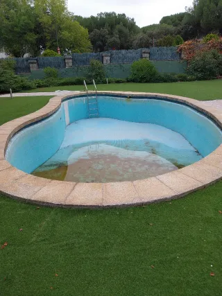 Piedra imposta antigua para piscina