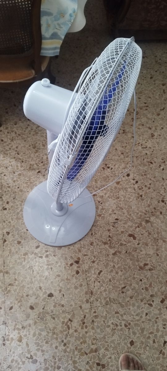 Ventilador de pie blanco y azul