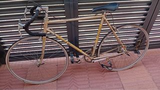 Bicicleta de carretera vintage dorada