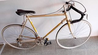 Bicicleta de carretera vintage dorada