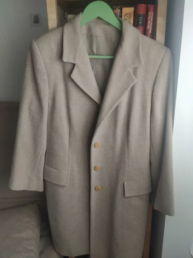 Abrigo gris elegante de paño
