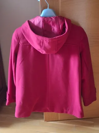 Chaquetón de paño rojo con capucha
