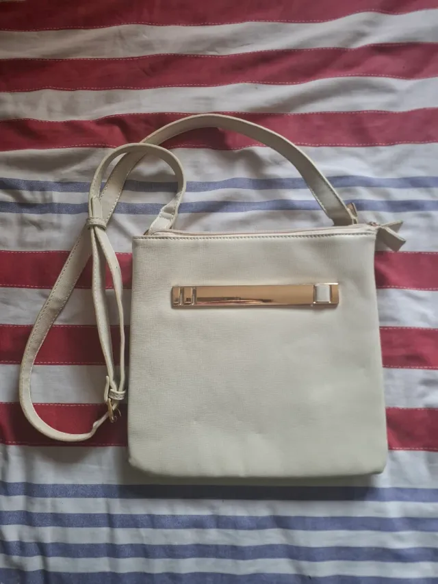 Bolso blanco con detalle dorado marca BSV