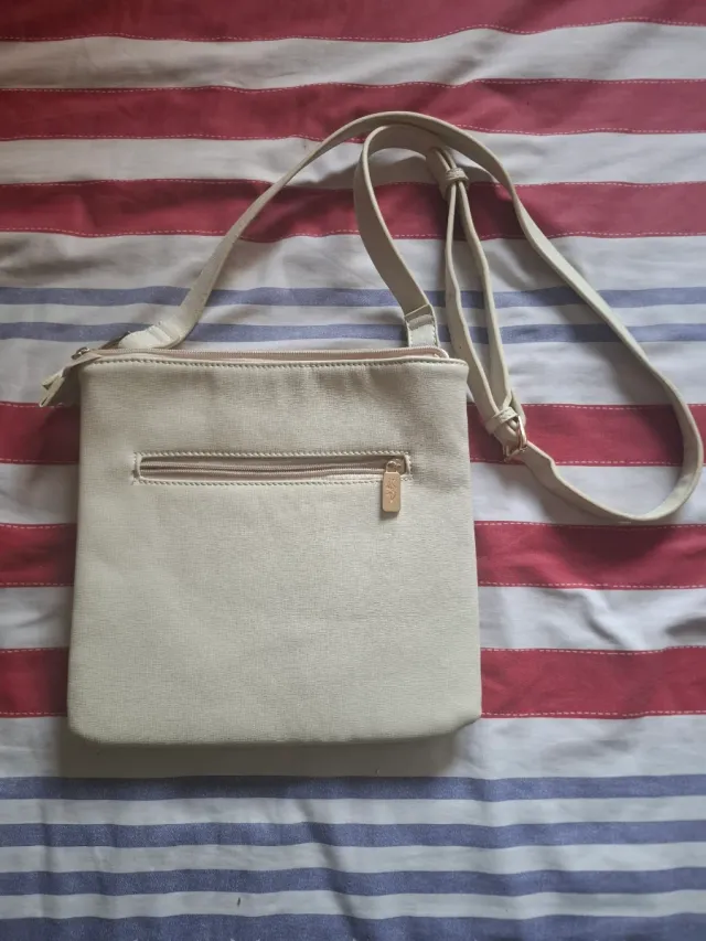Bolso blanco con detalle dorado marca BSV