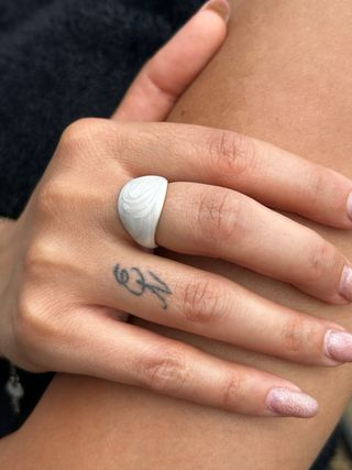 Anello bianco effetto marmorizzato regolabile