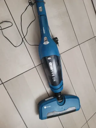 Aspiradora de mano azul