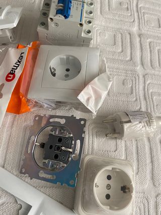 Marcos y enchufes Lexman