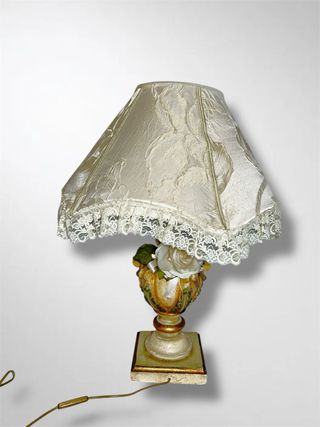 Lume in legno con paralume floreale