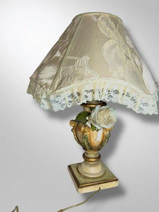 Lume in legno con paralume floreale