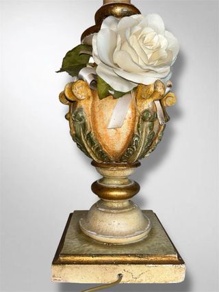 Lume in legno con paralume floreale