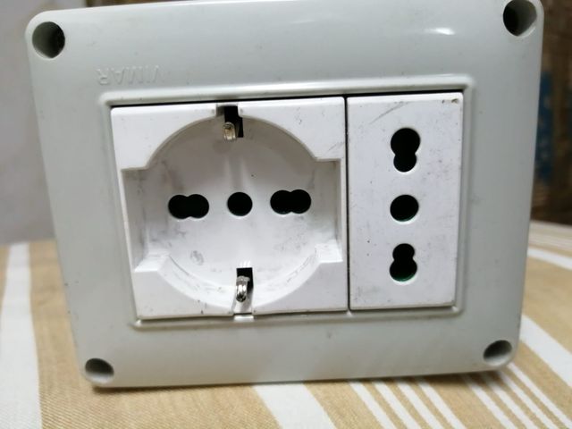 Presa elettrica da parete universale