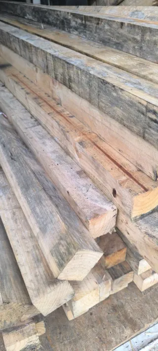 Palos de madera cuadrados