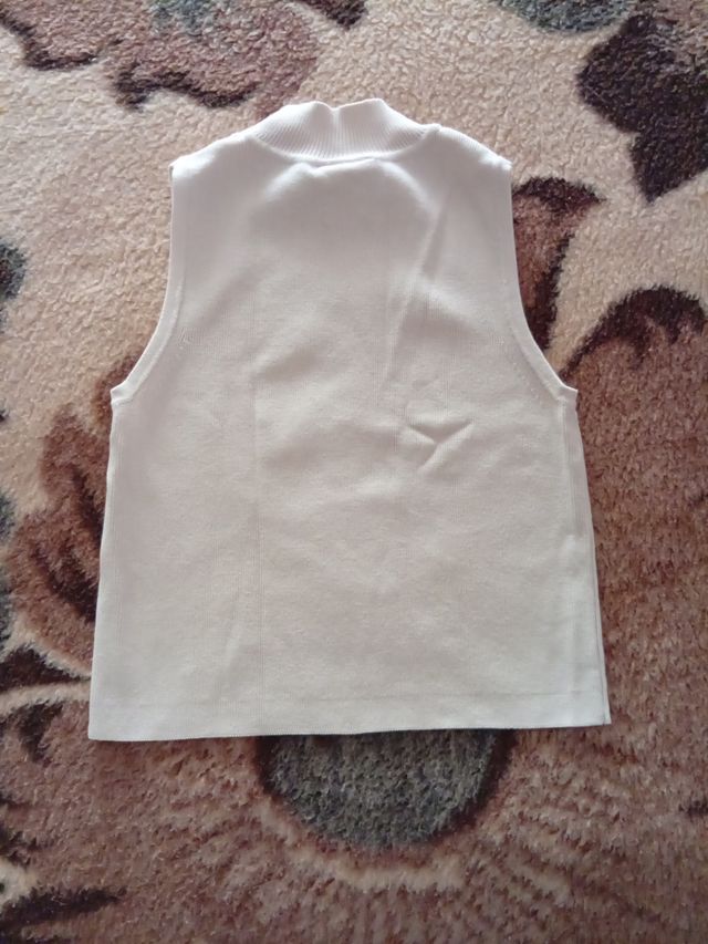 Camisa beige y negra