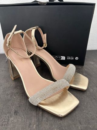 Scarpe con tacco medio, color oro e strass